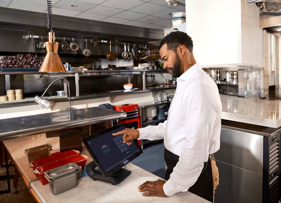 Equipo de restaurante usando punto de venta conectado con inventario
