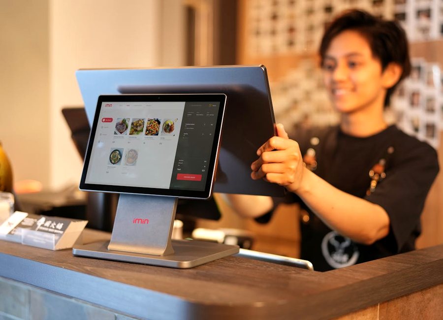 Cajera usando una pantalla táctil de punto de venta