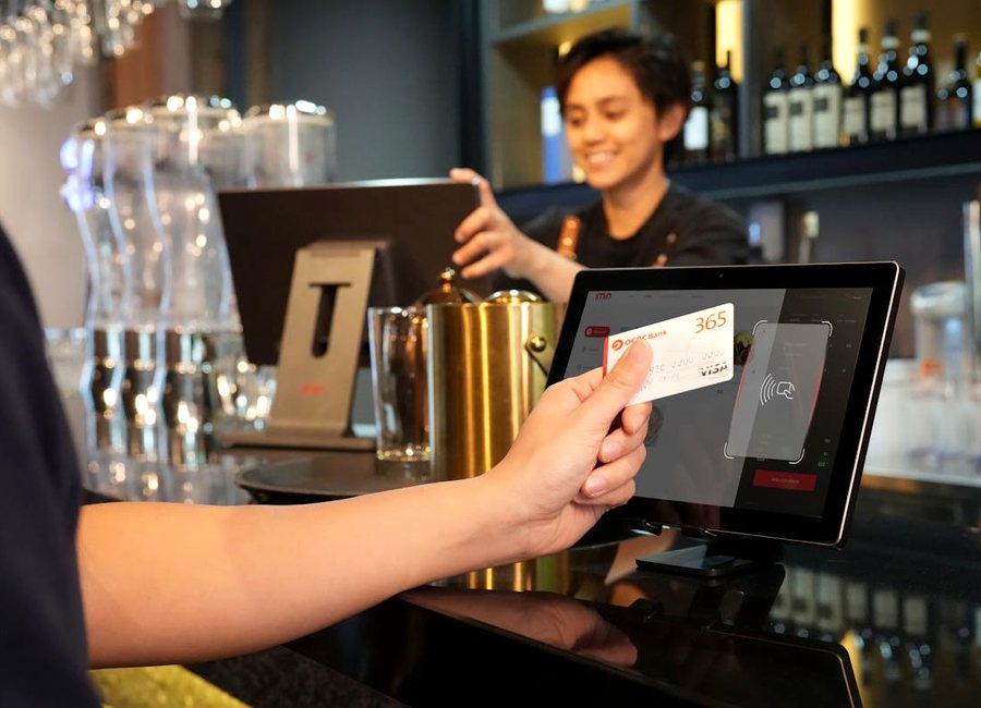 Cliente pagando en un punto de venta de restaurante